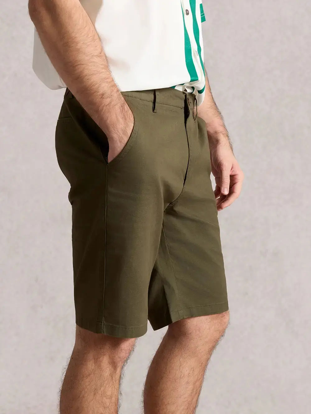 Men’s Knee-Length Chino Shorts with Slanted Pockets