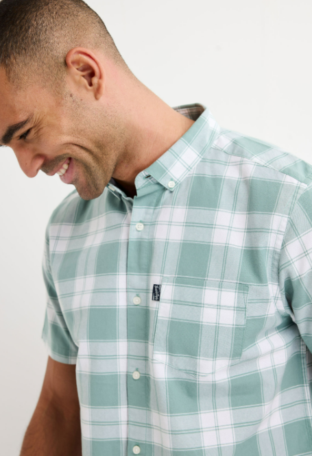 Men’s Plaid Short Sleeve Button-Up Shirt With Chest Pocket
