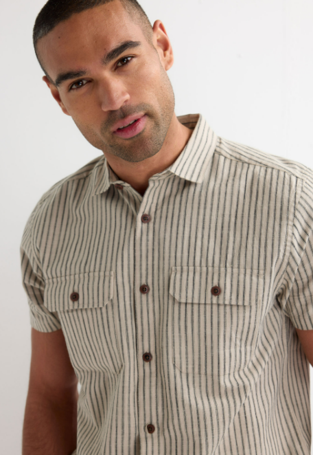 Men’s Vertical Stripe Short Sleeve Button-Up Shirt With Dual Chest Pockets