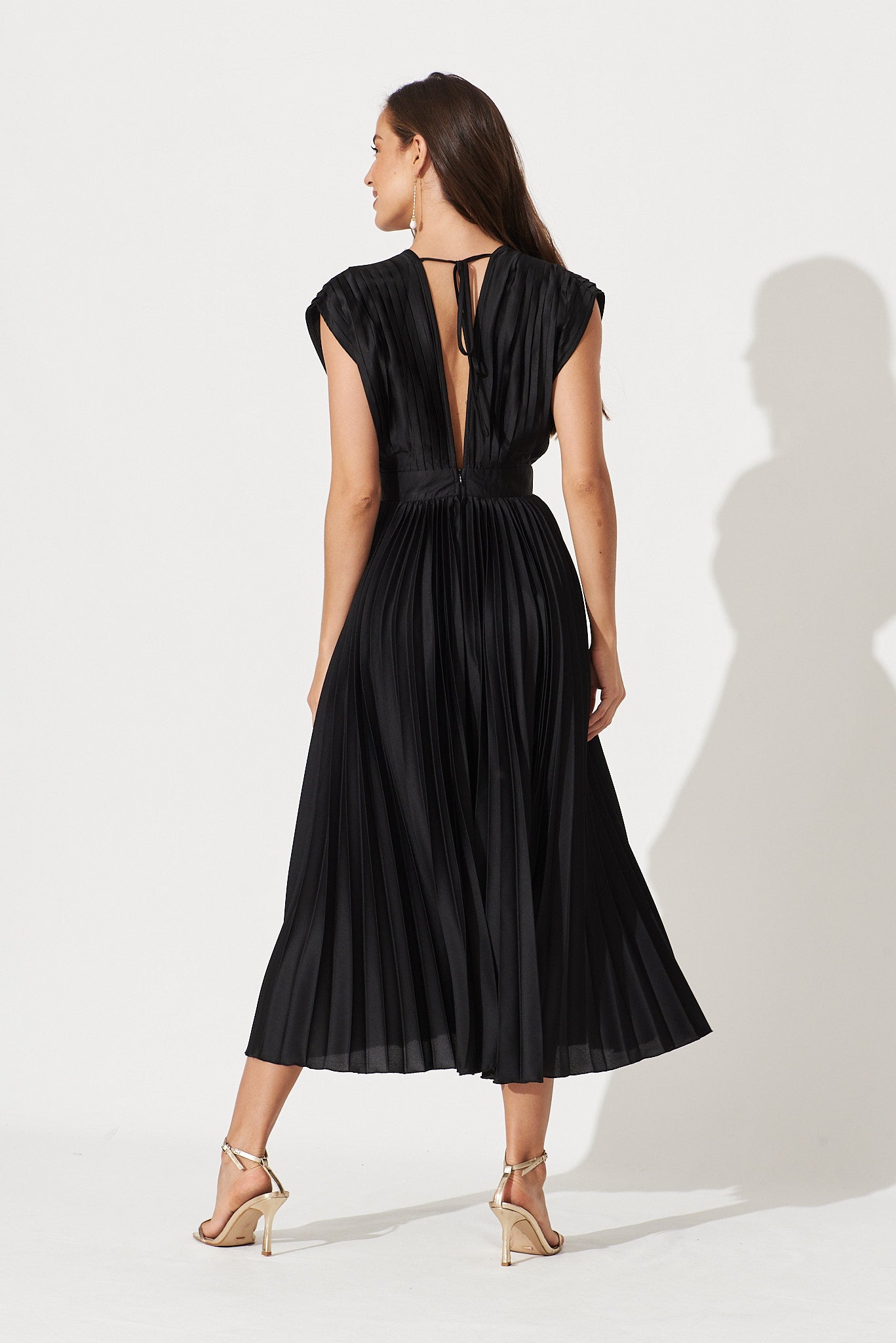 Women’s Deep V Pleated Cap Sleeve Midi Dress